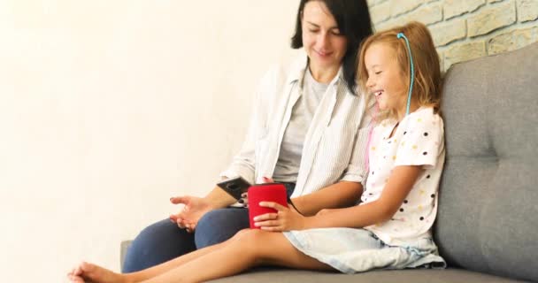 Mor og datter test taler smart trådløs højttaler – Stock-video