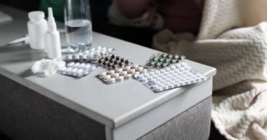 Elinde bir paket hap ve akıllı telefon olan hasta bir kadın online eczane kullanıyor.