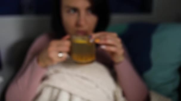 Ağır çekimde hasta kadın elinde bir kupa sıcak deniz dikenli çay tutuyor. — Stok video