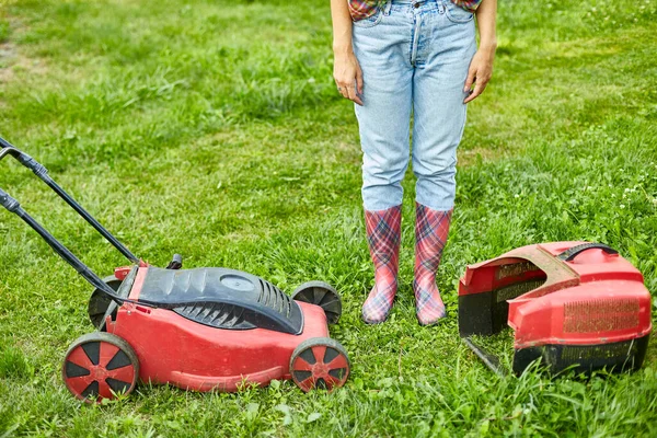 Unerkennbare Frau Mit Rasenmäher Gras Heimischen Garten Gärtnerin Arbeitet Schöne — Stockfoto