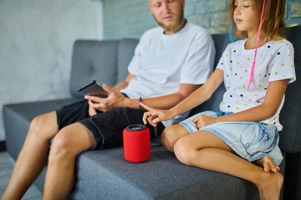 Padre Hija Probando Hablando Altavoz Inalámbrico Inteligente Controlando Dispositivos Domésticos — Foto de Stock