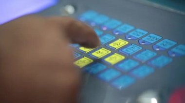 Giyim fabrika kat işçi ve makineleri