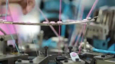 Giyim fabrika kat işçi ve makineleri