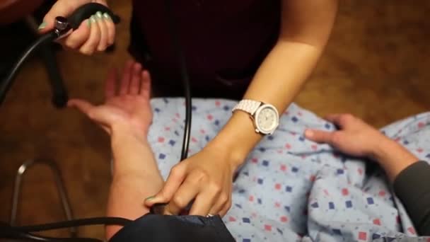 Krankenschwester überprüft Blutdruck des Patienten — Stockvideo