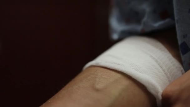 Verpleegkundige snijden Bandage off van de Arm van de patiënt — Stockvideo