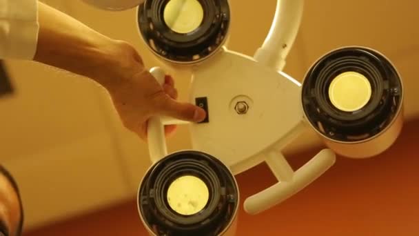 Luzes de mesa de operação do ponto de vista do paciente — Vídeo de Stock