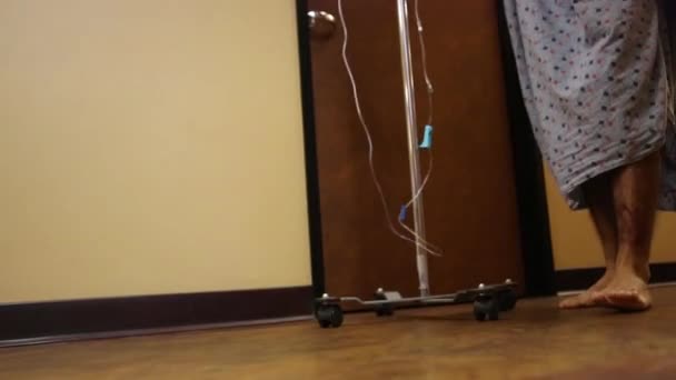 Пацієнт йде зі Iv полюс — стокове відео