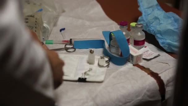 Доктор готовит капельницу для пациента — стоковое видео