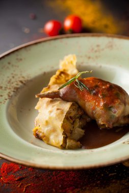 Ördek bacak sebze meyveli turta ile