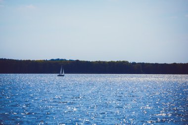 masmavi gölde Motorlu tekne yelken