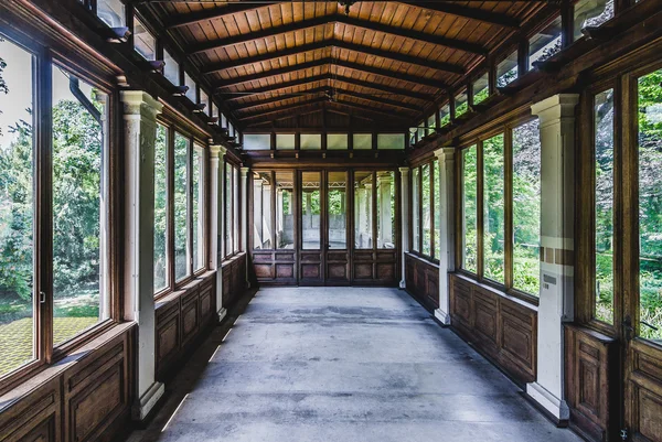 Verlassene Veranda Blick durch Wintergarten — Stockfoto