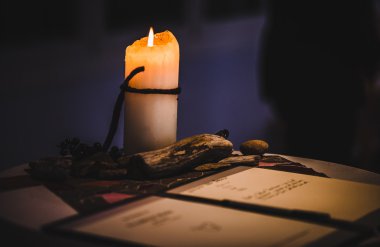 Mum ışığı tarafından bir mektup okuma