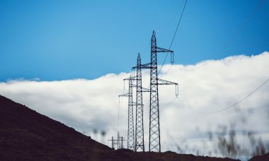yüksek voltaj güç hatları