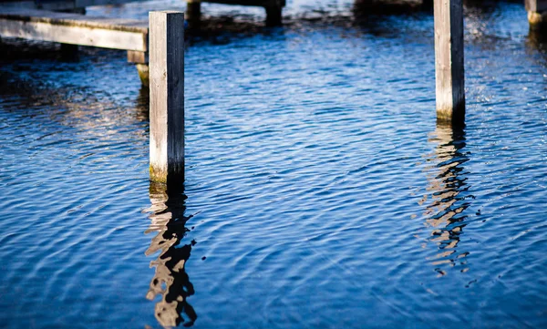 水に木製の柱 — ストック写真