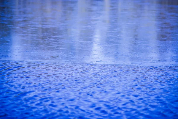 Limite du lac partiellement gelé — Photo