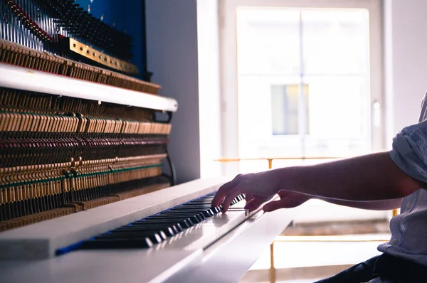 Teclas de piano abertas — Fotografia de Stock