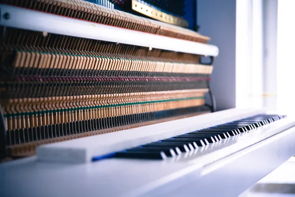 Piano forte aberto — Fotografia de Stock