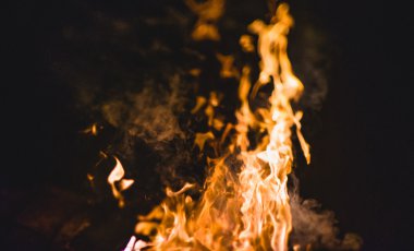 Geceleri ateş alev ve kıvılcım