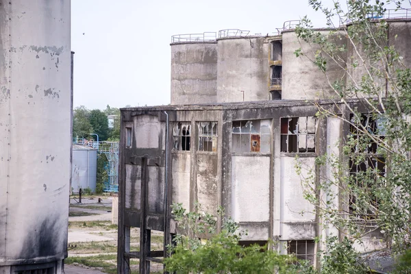 Antigo edifício industrial em ruínas — Fotografia de Stock