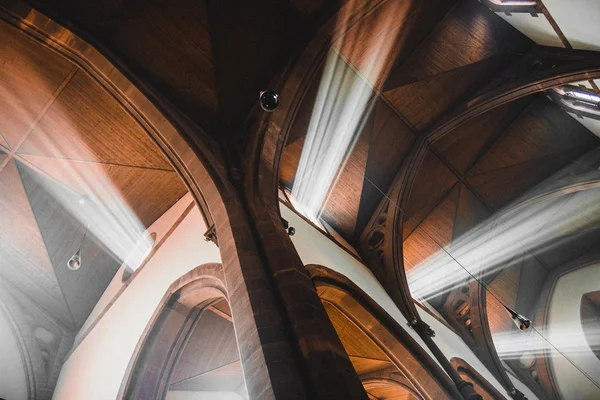 Kilise pencere akımına ışık milleri
