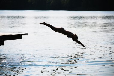 Gölün içine atlama kadın