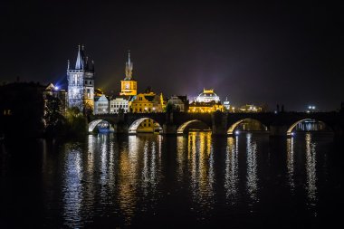 Charles Köprüsü su yansıma Prag