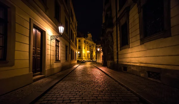 Prag sokaklarında gece.