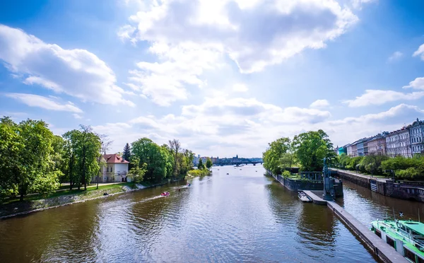 Weergave van Praag in bewolkte dag — Stockfoto