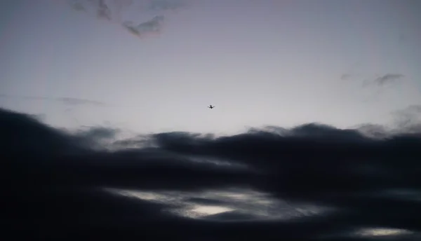 Samolot pasażerski lecący w chmurach — Zdjęcie stockowe