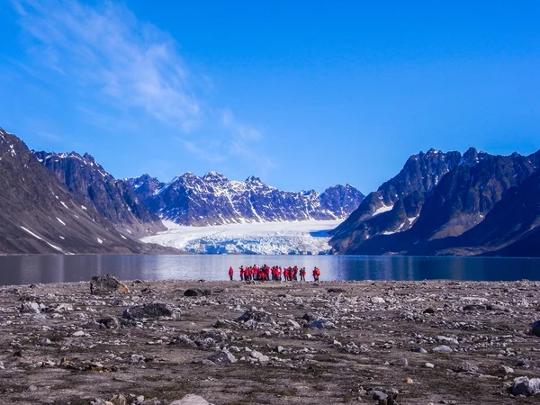 Utazási csoport az Északi-sark fjord — Stock Fotó