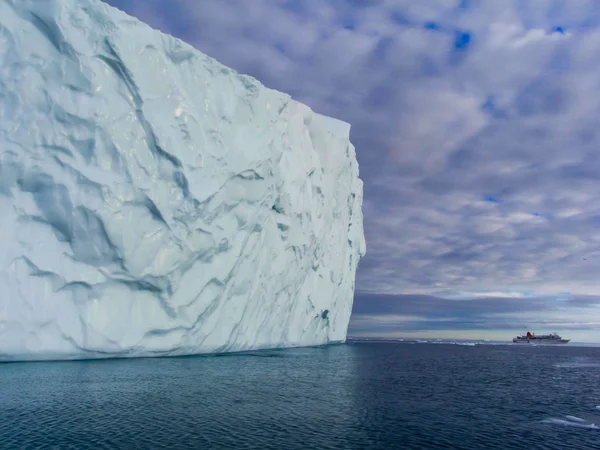 Iceberg with ship — Stock Photo, Image