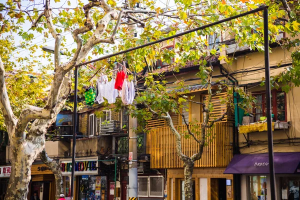 Línea de ropa en una calle en China —  Fotos de Stock