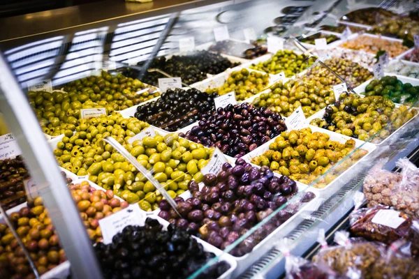 Surtido de aceitunas en el mercado — Foto de Stock