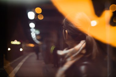 Arka plan bulanık insanlar metro tren istasyonu