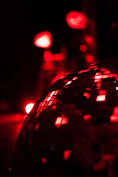 Vermelho brilhante discoball espelho em movimento — Fotografia de Stock