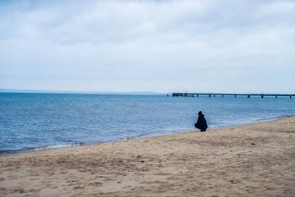 Mujer solitaria mirando tristemente sobre el mar —  Fotos de Stock