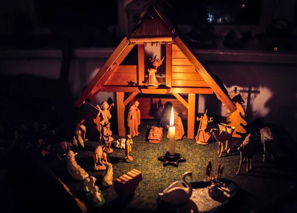 Belén con figuras de madera —  Fotos de Stock