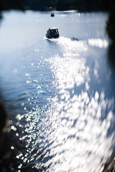Fundo abstrato bokeh em barco à vela de água — Fotografia de Stock