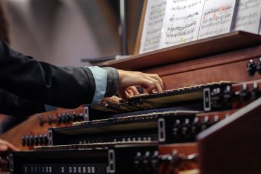 Bir boru organ oynarken org