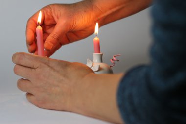 Kadın ellerinde mum