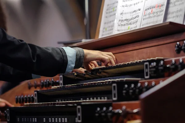 Bir boru organ oynarken org