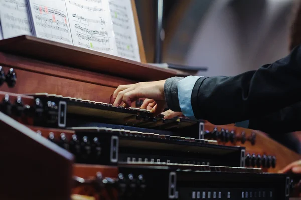 Organist cântând la un organ de ţeavă — Fotografie, imagine de stoc