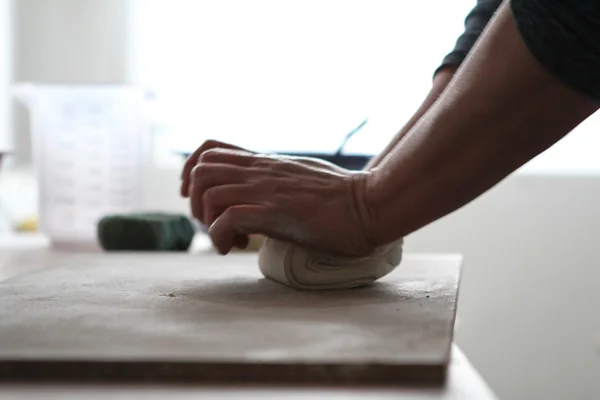 Mestre oleiro preparando a argila na mesa, conceito de trabalho freelance . — Fotografia de Stock