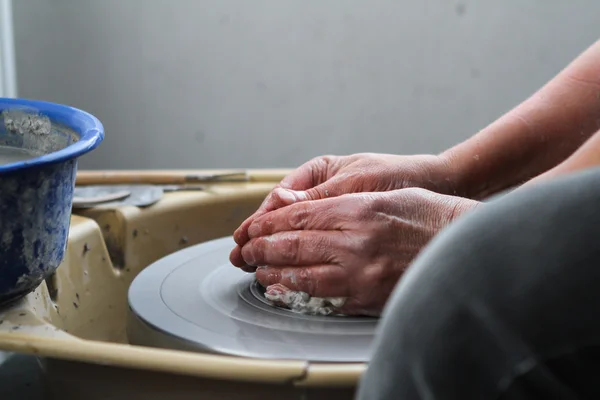 Potter master förbereder lera på bord, frilans arbetande begreppen. — Stockfoto