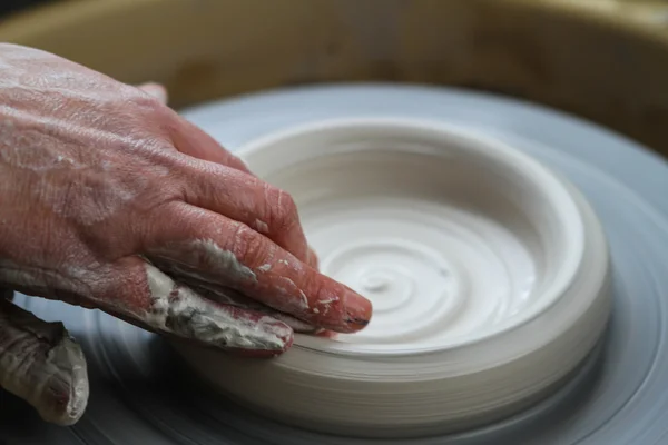 Potter çanak çömlek oluşturma işlemi çalışır — Stok fotoğraf