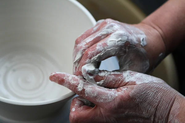 Mãos oleiro, produzindo gama de panela — Fotografia de Stock