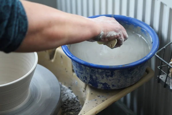 Potter çanak çömlek oluşturma işlemi çalışır — Stok fotoğraf