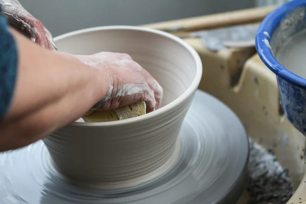Mãos de oleiro criando cerâmica no círculo — Fotografia de Stock