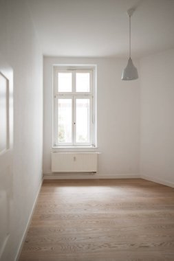 Bir dairede penceresi olan boş bir oda.