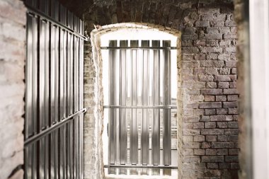 Metal birimlerle ayrılmış eski bir bodrum.